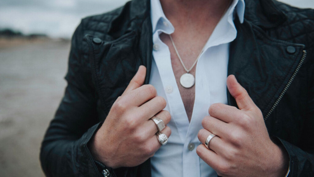 Bijoux pour homme : découvrez les tendances incontournables et le style genderless