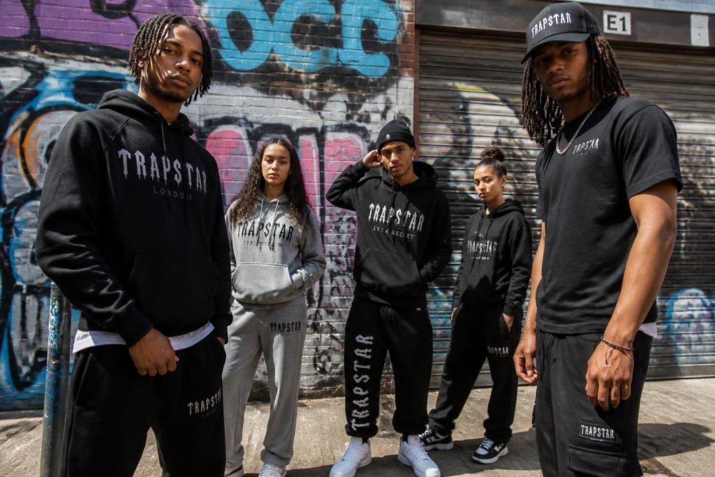 plongez dans l'univers audacieux des trapstar et explorez leur influence majeure sur la mode streetwear contemporaine.