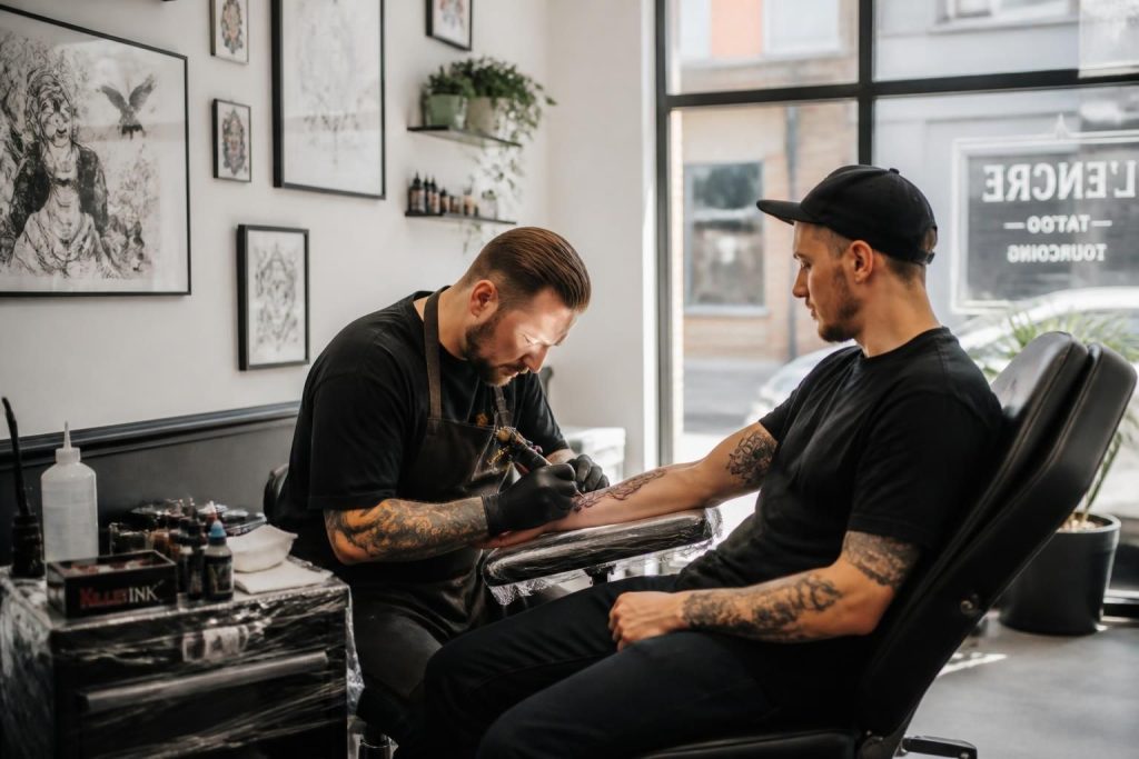 découvrez nos conseils pour bien choisir votre tatoueur à tourcoing et trouver l'artiste ainsi que le style de tatouage qui vous correspondent parfaitement.